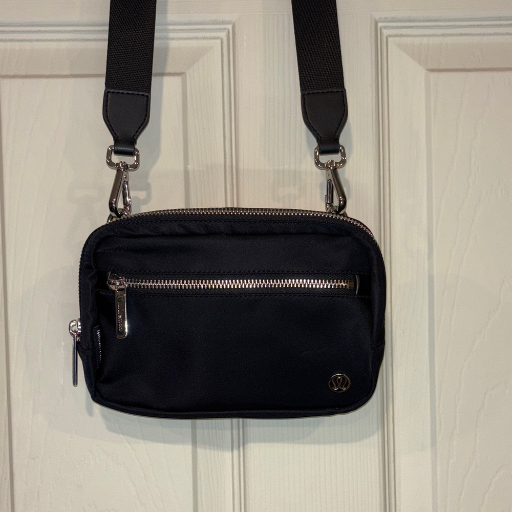 Lululemon Athletica Everywhere Crossbody Bag 2L